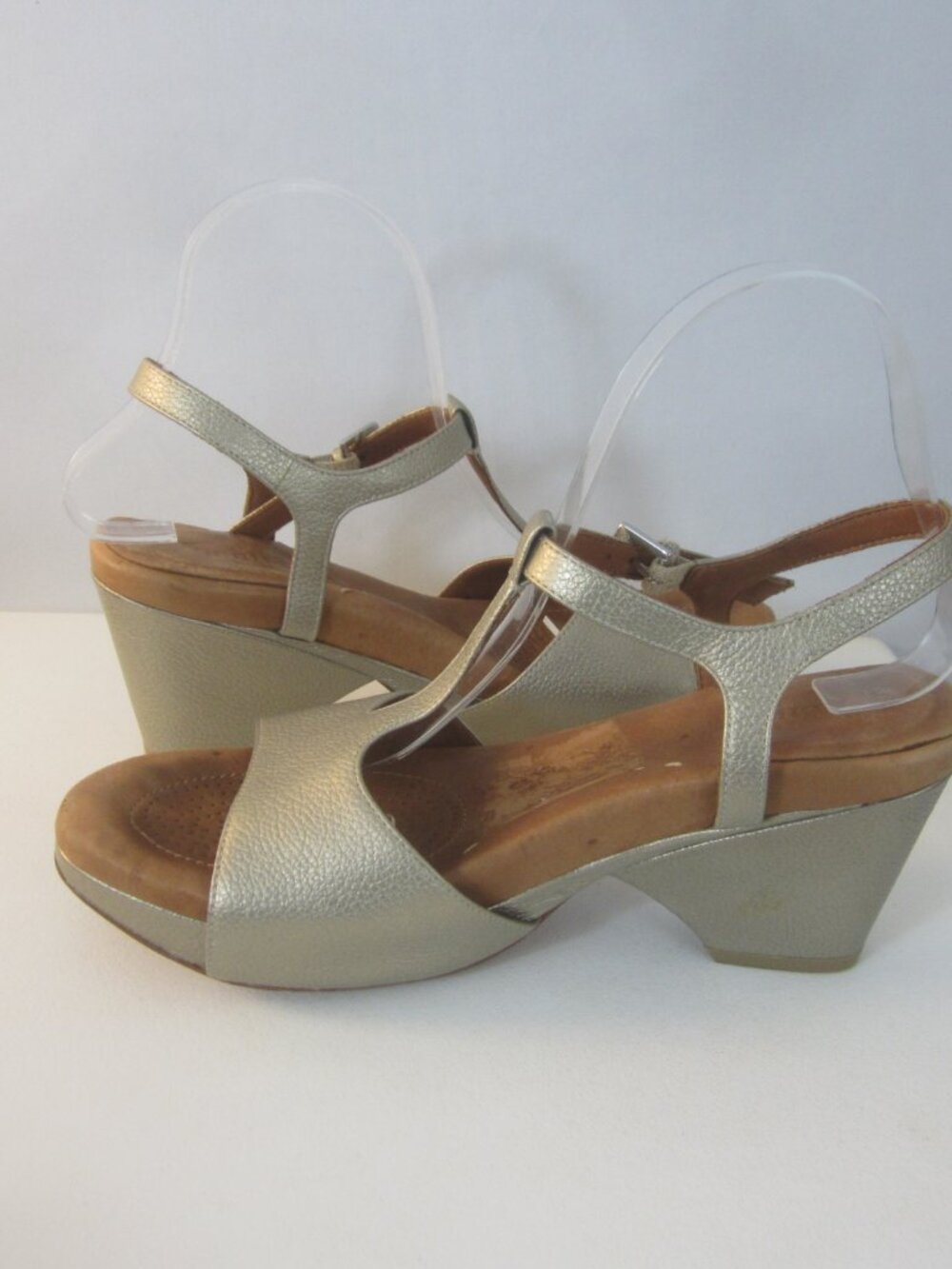 Gentle Souls Women 7.5 M Gold Day Dream T Strap Platform Leather Sandals - Picture 6 of 10